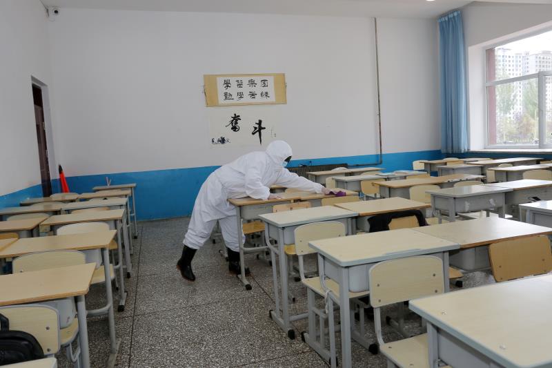 对教室桌椅进行消毒剂擦拭.jpg